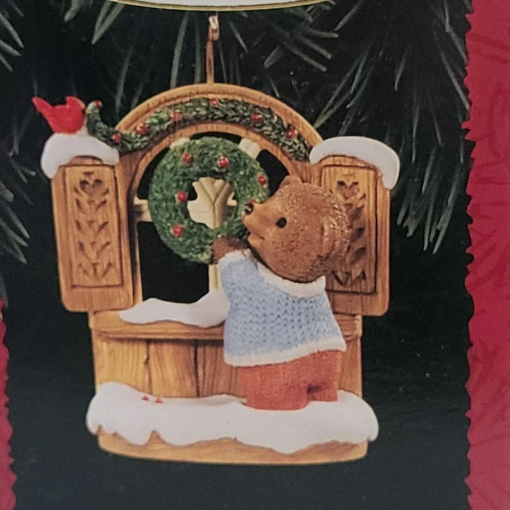 Hallmark Keepsake Ornament 1996 Tender Touches Bear Decorating Wreath Christmas‎